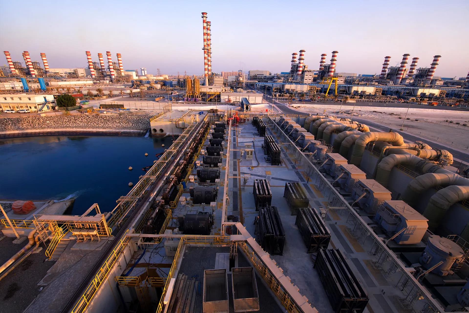 Coastal process plant and industrial piping environment in the United Arab Emirates